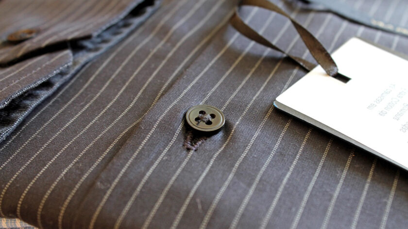 Najlepsze materiały na wiosnę dla dużych mężczyzn: Len vs. Bawełna